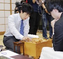 Youngest shogi pro Fujii extends record win streak to 19