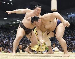 Hakuho beats Hokutofuji in Nagoya
