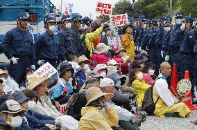 Sit-in protest against U.S. base transfer work