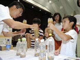 Children study liquefaction