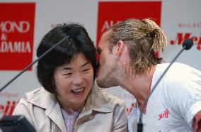 (1)England soccer star Beckham in Japan