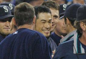 (9)Ichiro breaks MLB record for hits in a season