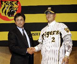 Jojima signs 4-year deal with Hanshin