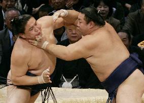 Chiyotaikai still in front at Kyushu sumo