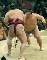 Kaio wins to closely follow Asashoryu at Kyushu sumo