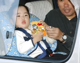 (2)Boy leaves hospital after Niigata quake incident