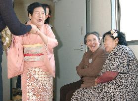 Polyanskaya tries Japanese kimono