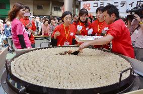 1,000 dumplings cooked on huge iron pan at festival