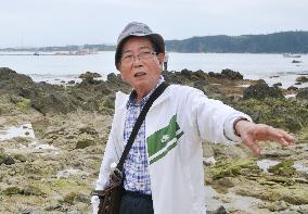 "Antiwar landlord" Teruya visits near Henoko