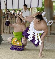 Grand champ Harumafuji performs ring-entering rite at Shinto shrine