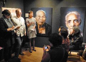 Dutchman talks at Tokyo show of ex-Indonesian "comfort women" photos