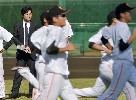 New Giants manager Takahashi observes autumn training