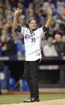Ex-Mets catcher Piazza at opening pitch ceremony in NY