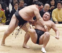 Asashoryu outfoxes Kyokutenho, heating up at spring sumo