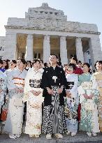 Lawmakers attend 1st Diet session with kimono