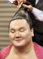 Hakuho marks 671st win as yokozuna