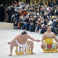 Sumo: Hakuho performs ring-entering ritual ahead of New Year meet