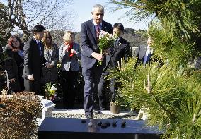 Israeli minister visits grave of Japanese diplomat who saved Jews