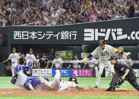 Baseball: Hawks come from behind to take 2-0 Japan Series lead