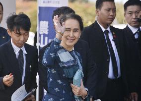 Suu Kyi visits Fukushima