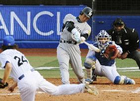 Kanemoto gets 2,000th career hit in Hanshin's victory