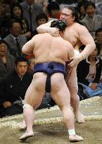 Chiyotaikai beats Kisenosato at summer sumo