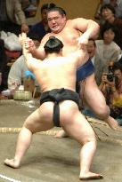 Asashoryu wins in summer sumo