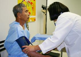 Doctors from Hiroshima Pref. examine A-bomb survivors in N. Amer