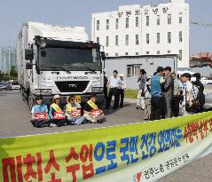 Union members against U.S. beef imports stage sit-in