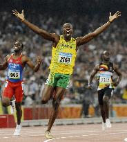 Usain Bolt of Jamaica wins men's 200m final in world record 19.3