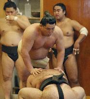 New stablemaster Tokitsukaze oversees sumo practice
