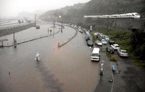 (3)Powerful typhoon on course to hit western Japan