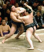Asashoryu unstoppable at New Year sumo