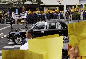 Kan visits Okinawa