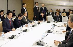 Abe advised to trim budget deficit by 2.5 tril. yen annually