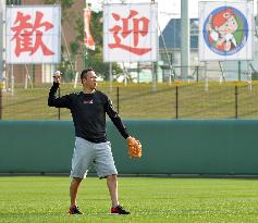 Returned Hiroshima hurler Kuroda plays catch in Okinawa
