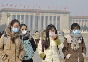 Tourists wear masks amid air pollution in Beijing