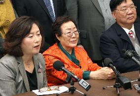 Ex-comfort woman attends press conference in U.S.