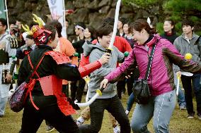People experience mock Sengoku-era battle at Matsue Castle
