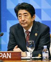 PM Abe attends APEC forum summit