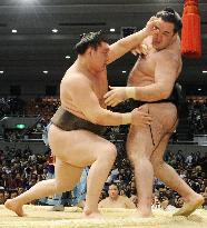 Mongolian yokozuna Hakuho beats Russian maegashira Aran