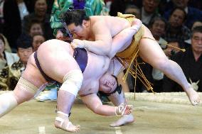 Asashoryu cruises ahead with 7th win at spring sumo