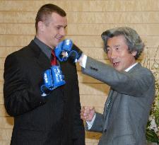 'Cro Cop' hands Koizumi letter from Croatian premier