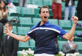 Ramos-Vinolas sweeps Raonic in French Open 4th round