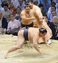 Kisenosato taken down a peg by tricky Shohozan