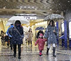 1st Nov. snowfall in 54 years as cold air grips Tokyo