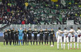 Soccer: Kashima, Nacional players mourn Brazilian players killed in plane crash