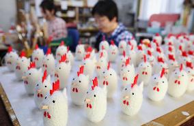 Production of New Year rooster dolls in Japan