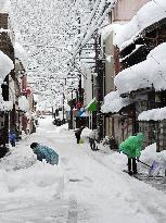 Heavy snow in western Japan