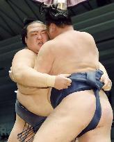Sumo: Kisenosato keeps winning run going at Spring sumo